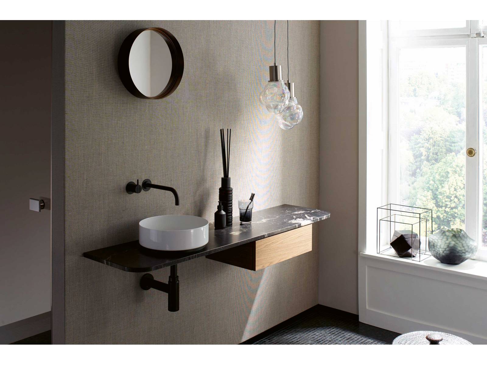 Möbel, Badewannen, Duschtrennwände, WC’s, Spiegel, Waschtischmöbel, Armaturen oder Accessoires — bei «Alterna» findet man alles, was man im Badezimmer nicht missen möchte. Die Devise heisst: Finde was dir gefällt und kombiniere. Im Bild: Kollektion «Uma» von Iria Degen. Sanitas Trösch.