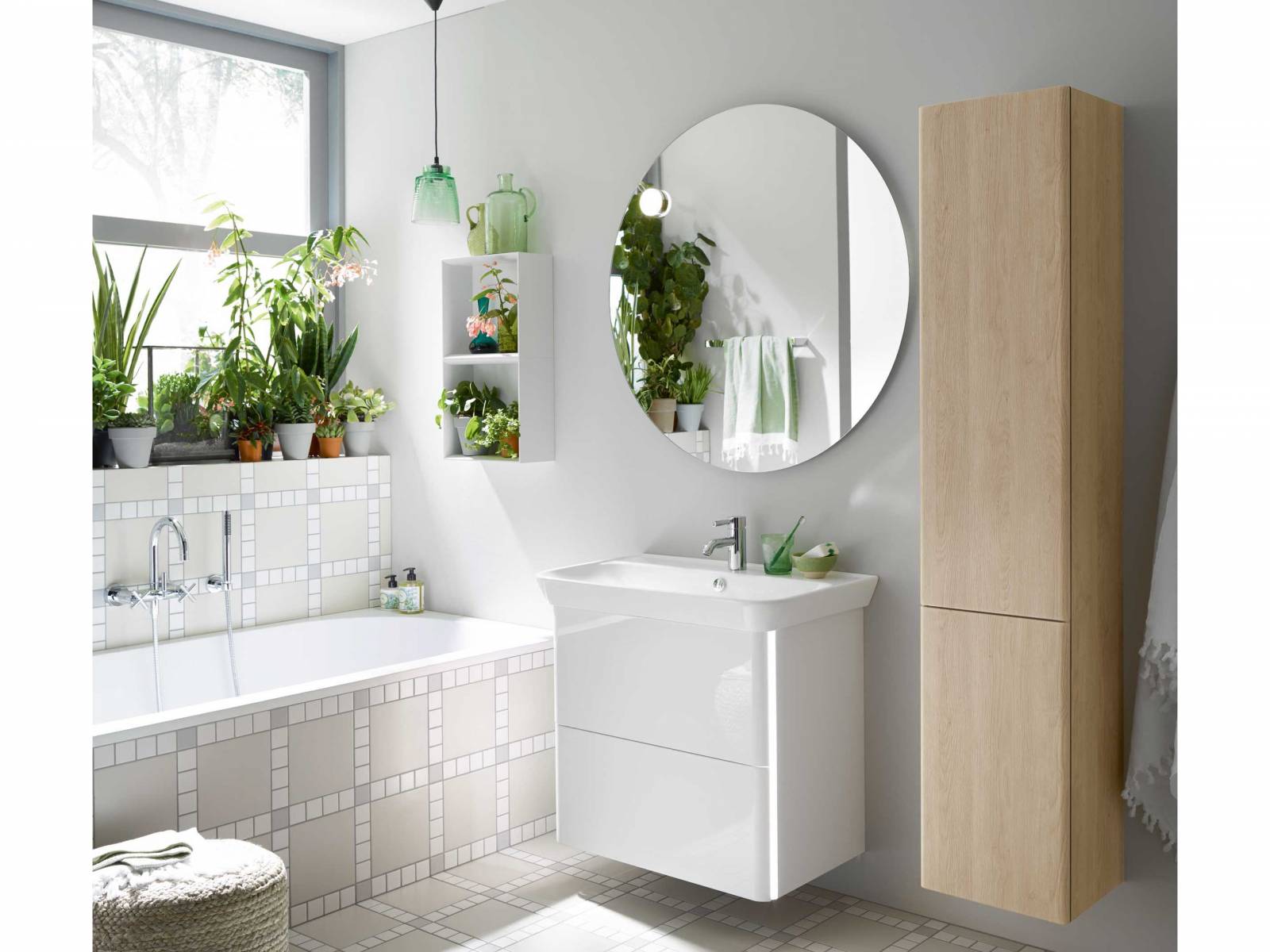 Filigrane Waschtischkanten, asymmetrische Abstellflächen – mit der Badmöbelkollektion «Ilanz» lassen sich moderne Bäder geschmackvoll ausstatten. Der Auszug des Waschtischunterschranks ist ohne Siphon-Ausschnitt gearbeitet und ein wahres Stauraumwunder. Dipl. Ing. Fust.