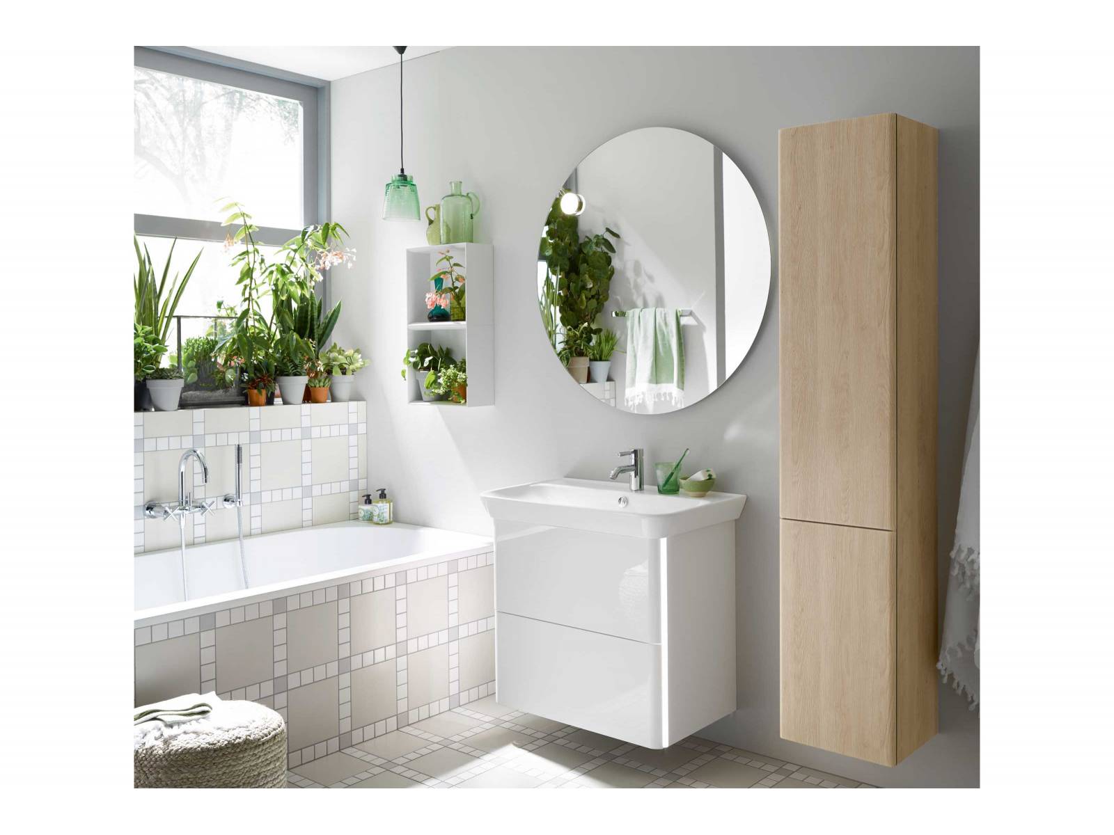 Filigrane Waschtischkanten, asymmetrische Abstellflächen – mit der Badmöbelkollektion «Ilanz» lassen sich moderne Bäder geschmackvoll ausstatten. Der Auszug des Waschtischunterschranks ist ohne Siphon-Ausschnitt gearbeitet und ein wahres Stauraumwunder. Dipl. Ing. Fust.