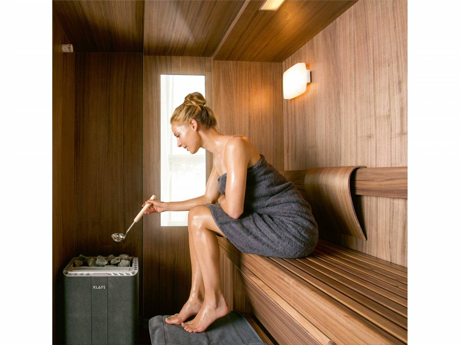 In Zeiten wie diesen hätte wohl jeder gern eine Sauna Zuhause. Wenn der begrenzte Platz nicht wäre. Kein Problem für Modell «S1», das mit 60 Zentimetern so tief wie ein Kleiderschrank ist. Geräumig schwitzen kann man trotzdem, denn die Sauna lässt sich via Knopfdruck auf 1.60 Meter ausfahren. Klafs.