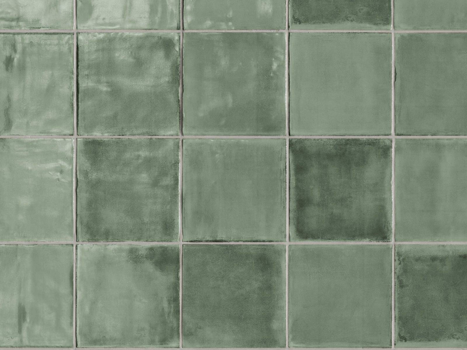 5 x 15 Zentimeter gross sind die schmucken Wandfliesen, die mit ihrer leichten Schattierung an handgefertigte marokkanische «Zellijes»-Platten erinnern. Die Farben wie Fresh Thyme sind von der Natur inspiriert. HGC.