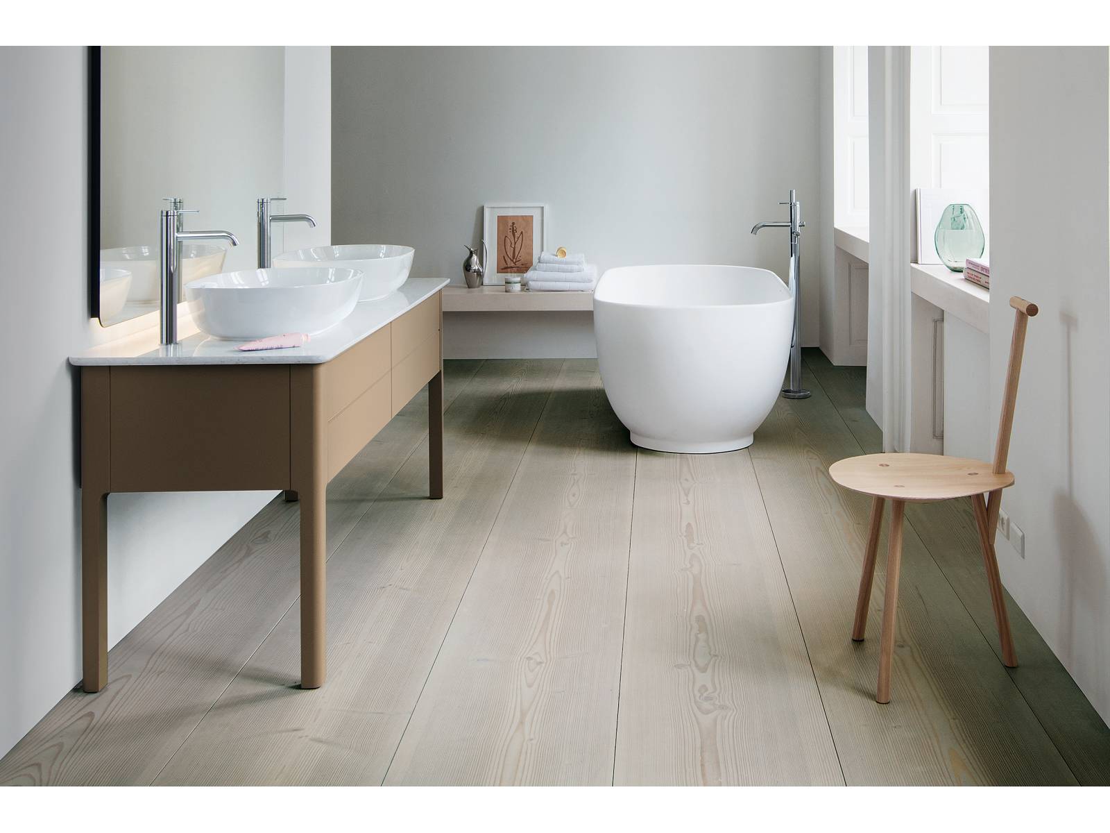 2017 stellte Cecilie Manz die Kollektion Luv zum ersten Mal vor. Nun schenkt uns die dänische Designerin, die wie keine Zweite nordischen Purismus mit emotionaler Eleganz verbindet, einen neuen Farbton sowie zusätzliche Grössen und Varianten bei Aufsatzbecken, Möbeln und Spiegeln. Duravit.