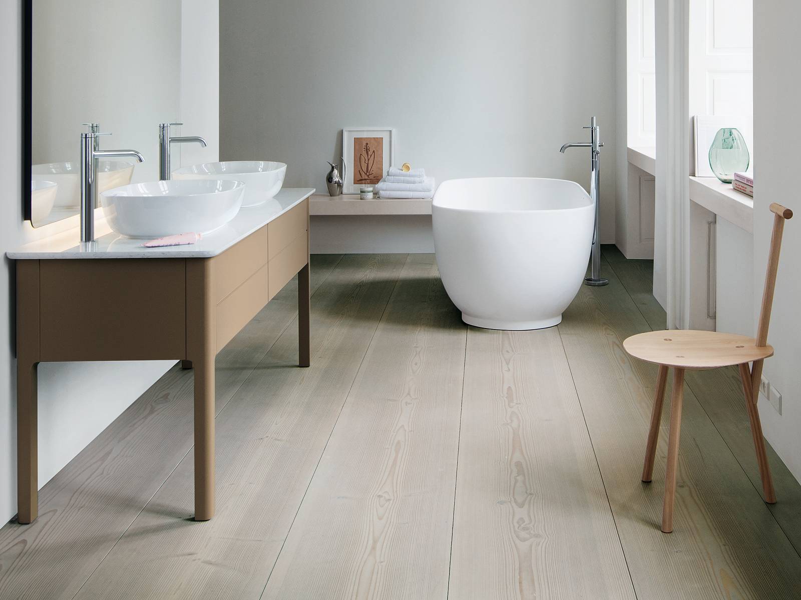 2017 stellte Cecilie Manz die Kollektion Luv zum ersten Mal vor. Nun schenkt uns die dänische Designerin, die wie keine Zweite nordischen Purismus mit emotionaler Eleganz verbindet, einen neuen Farbton sowie zusätzliche Grössen und Varianten bei Aufsatzbecken, Möbeln und Spiegeln. Duravit.