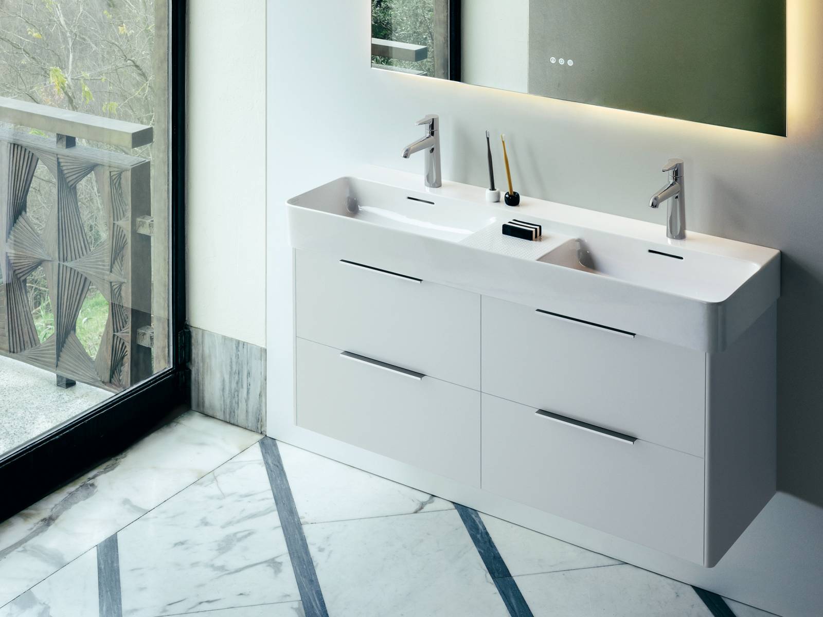 Auf gutes Licht könne sie im Badezimmer nicht verzichten, sagte Gesa Hansen in unserm Kurzinterview auf Seite 65. «Leelo» trägt dem Rechnung: Alle Modelle verfügen über ein im oberen Spiegelbereich fix eingebautes, horizontales LED-Lichtband. Dieses leuchtet sowohl die Pflegezone vor dem Waschplatz als auch den Nutzer vor dem Spiegel blendfrei und dezent aus. Laufen.