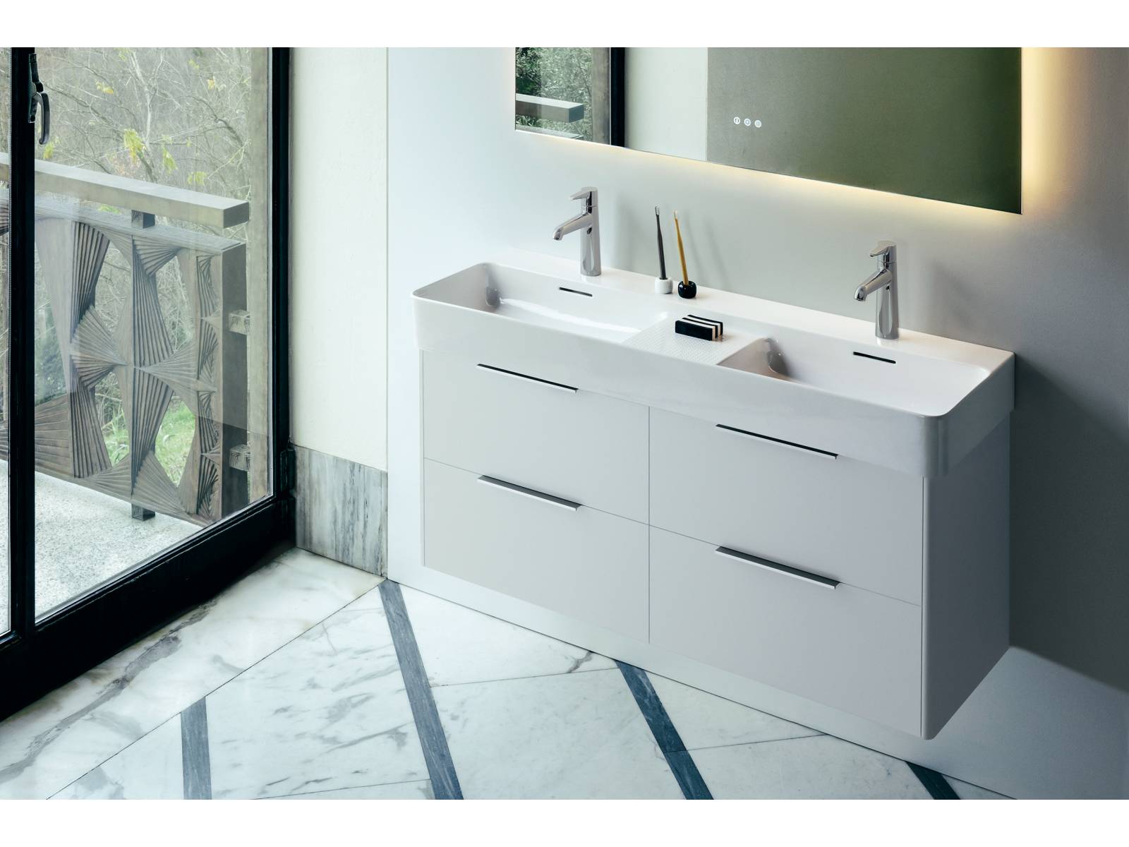 Auf gutes Licht könne sie im Badezimmer nicht verzichten, sagte Gesa Hansen in unserm Kurzinterview auf Seite 65. «Leelo» trägt dem Rechnung: Alle Modelle verfügen über ein im oberen Spiegelbereich fix eingebautes, horizontales LED-Lichtband. Dieses leuchtet sowohl die Pflegezone vor dem Waschplatz als auch den Nutzer vor dem Spiegel blendfrei und dezent aus. Laufen.