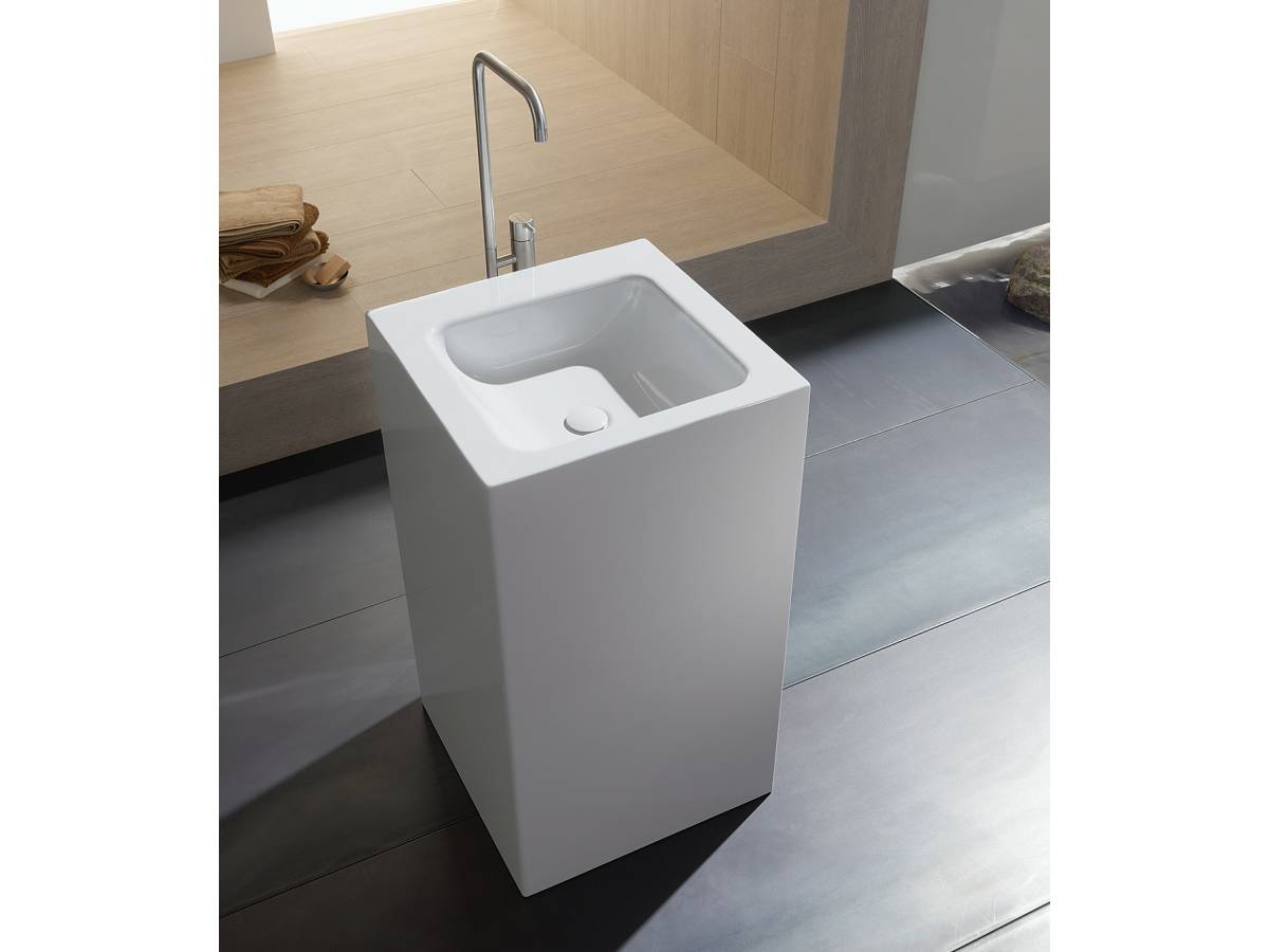 Sei es als eleganter Solitär, als grosszügiges Doppel, wandgebunden oder freistehend, mit der Kollektion «Contura» findet jedes Badezimmer seinen passenden Waschtisch. Gemein ist allen Modellen der breite Rand, der das Design betont, aber auch praktische Funktionen als Ablagefläche für Badaccessoires einnimmt. Schmidlin.