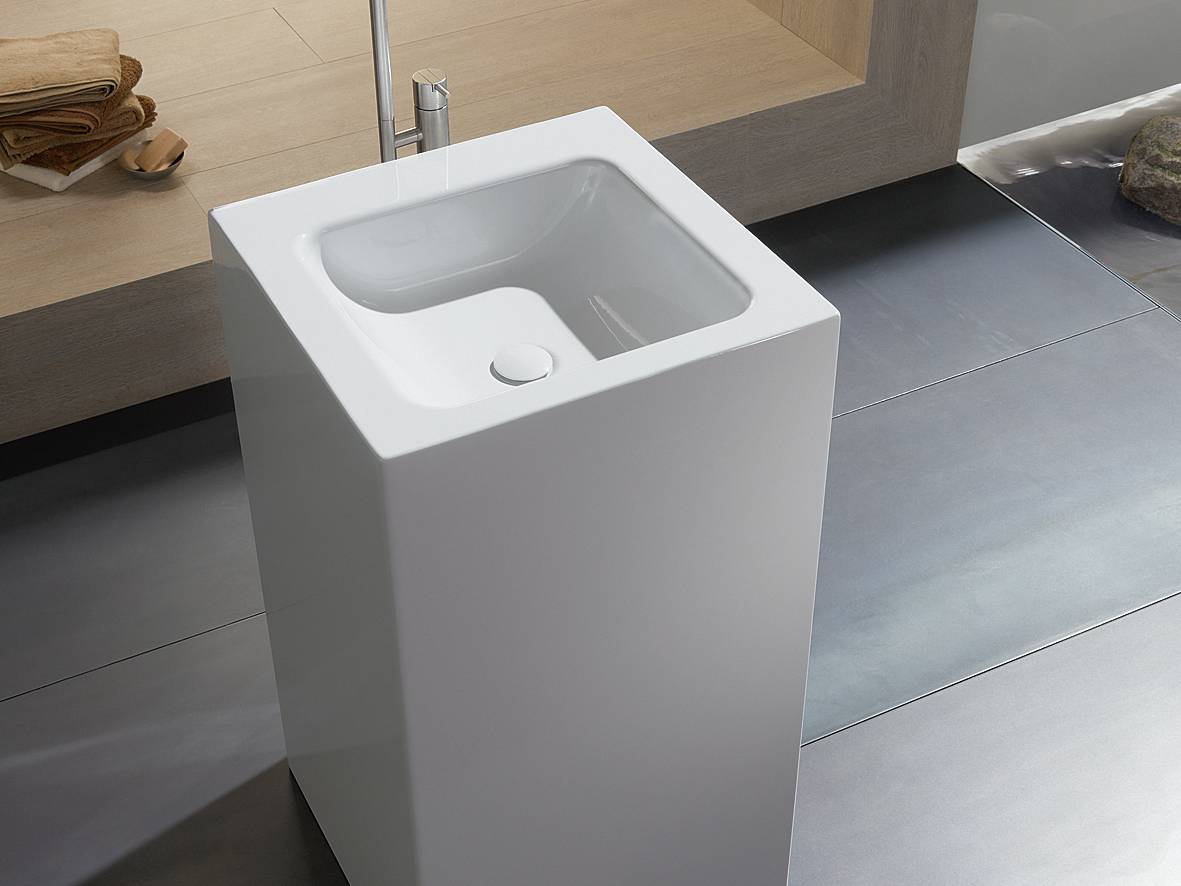 Sei es als eleganter Solitär, als grosszügiges Doppel, wandgebunden oder freistehend, mit der Kollektion «Contura» findet jedes Badezimmer seinen passenden Waschtisch. Gemein ist allen Modellen der breite Rand, der das Design betont, aber auch praktische Funktionen als Ablagefläche für Badaccessoires einnimmt. Schmidlin.