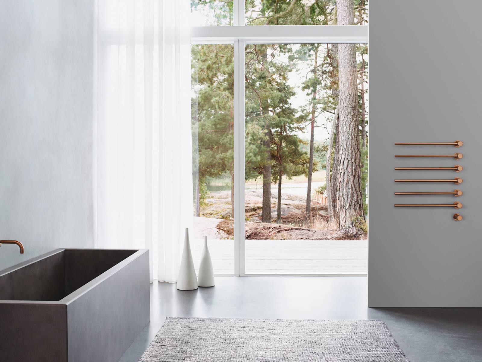 Im Bad mag Designer Torben Madsen die Dinge so klar und einfach gestaltet wie möglich. Sein Handtuchwärmer zeigt, wie er das meint und reiht sich so problemlos in die Kultprodukte von Meister Jacobsen. Vola.