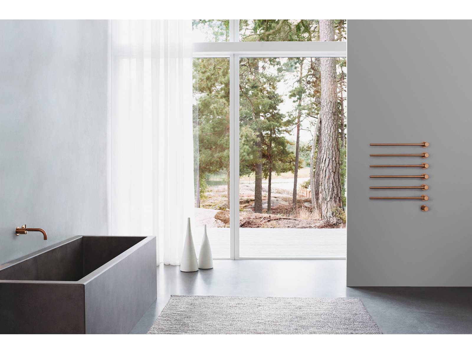 Im Bad mag Designer Torben Madsen die Dinge so klar und einfach gestaltet wie möglich. Sein Handtuchwärmer zeigt, wie er das meint und reiht sich so problemlos in die Kultprodukte von Meister Jacobsen. Vola.