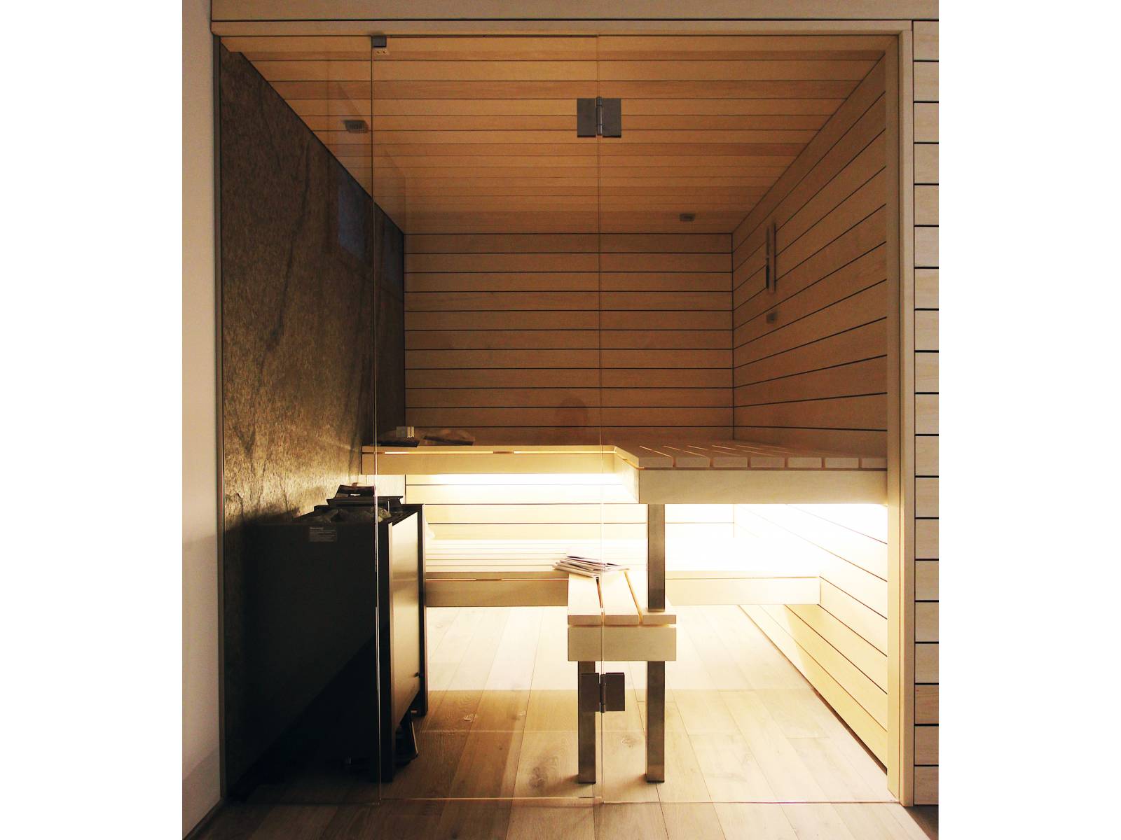 Espenholz, Glas und Naturstein; die Bio-Sauna des Schweizer Herstellers kann sich sehen lassen. Aber auch technisch hat sie mit biologischem Raumklima, Farb­lichttherapie und Kräuterdampfquelle einiges vorzuweisen. Ging.