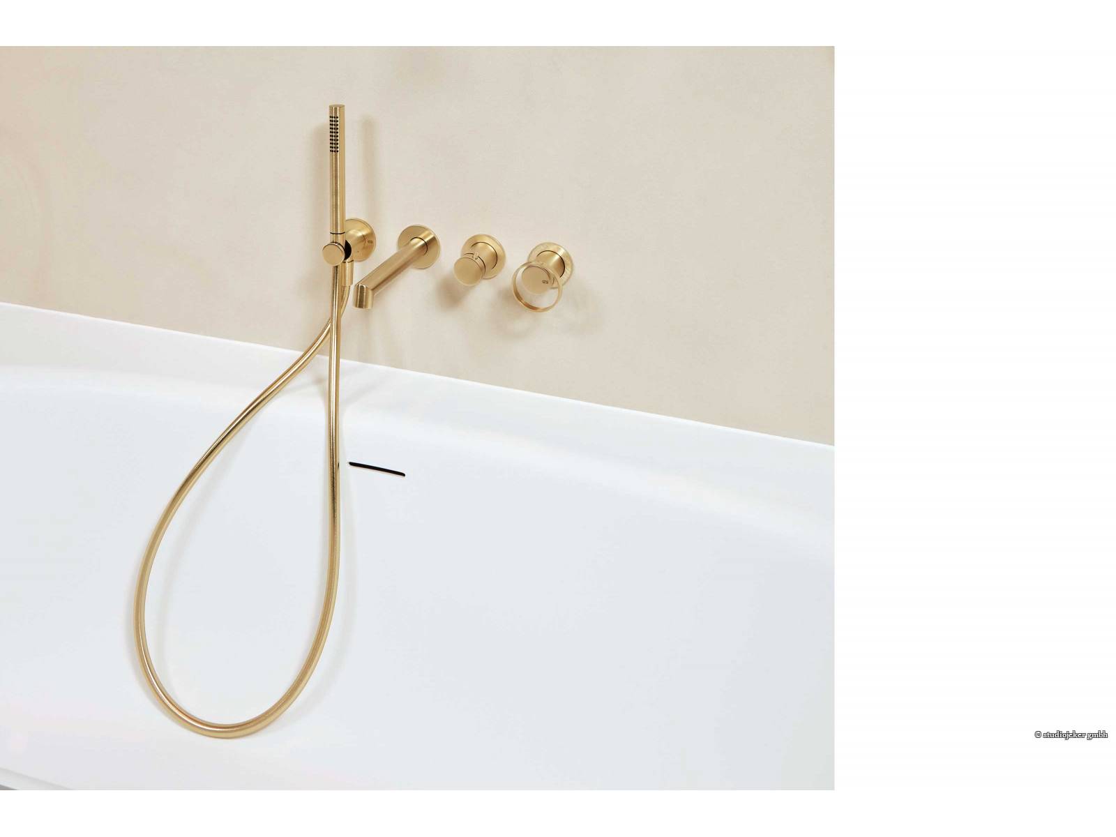 Die eleganten Bademischer aus gebürstetem Messing verleihen dem in dezenten Farben gehaltenen Bad in Kombination mit Holz ein edles und zugleich modernes Ambiente. Das Sortiment des Unternehmens umfasst Produkte namhafter Hersteller – darüber hinaus fertigt es Badezimmermöbel auf Mass. SABAG.