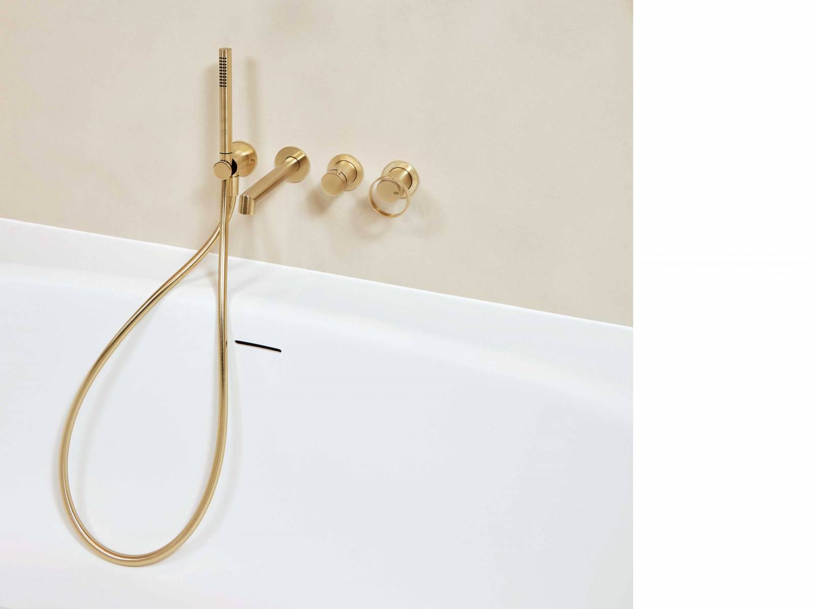 Die eleganten Bademischer aus gebürstetem Messing verleihen dem in dezenten Farben gehaltenen Bad in Kombination mit Holz ein edles und zugleich modernes Ambiente. Das Sortiment des Unternehmens umfasst Produkte namhafter Hersteller – darüber hinaus fertigt es Badezimmermöbel auf Mass. SABAG.