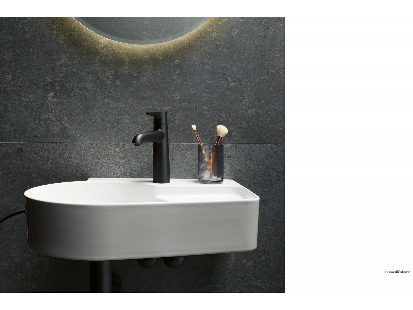 Sicht- und fühlbare konische Körper prägen die Armaturenlinie «Pure», die es neu in mattem Tiefschwarz und Inox-Look gibt. Der filigrane Bedienhebel fördert im Gegensatz zu grossen Hebeln den achtsamen Umgang mit Wasser. LAUFEN.