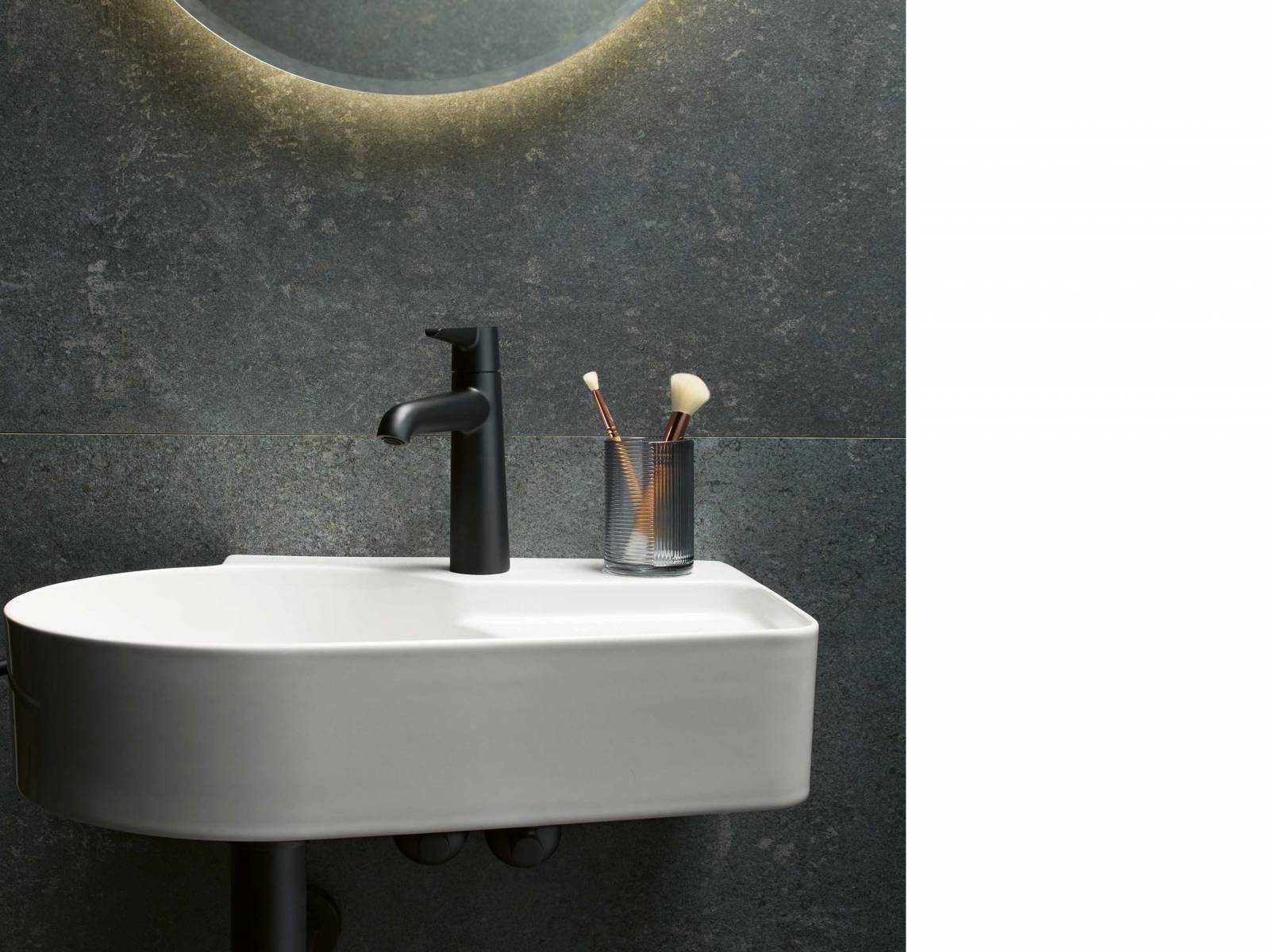 Sicht- und fühlbare konische Körper prägen die Armaturenlinie «Pure», die es neu in mattem Tiefschwarz und Inox-Look gibt. Der filigrane Bedienhebel fördert im Gegensatz zu grossen Hebeln den achtsamen Umgang mit Wasser. LAUFEN.