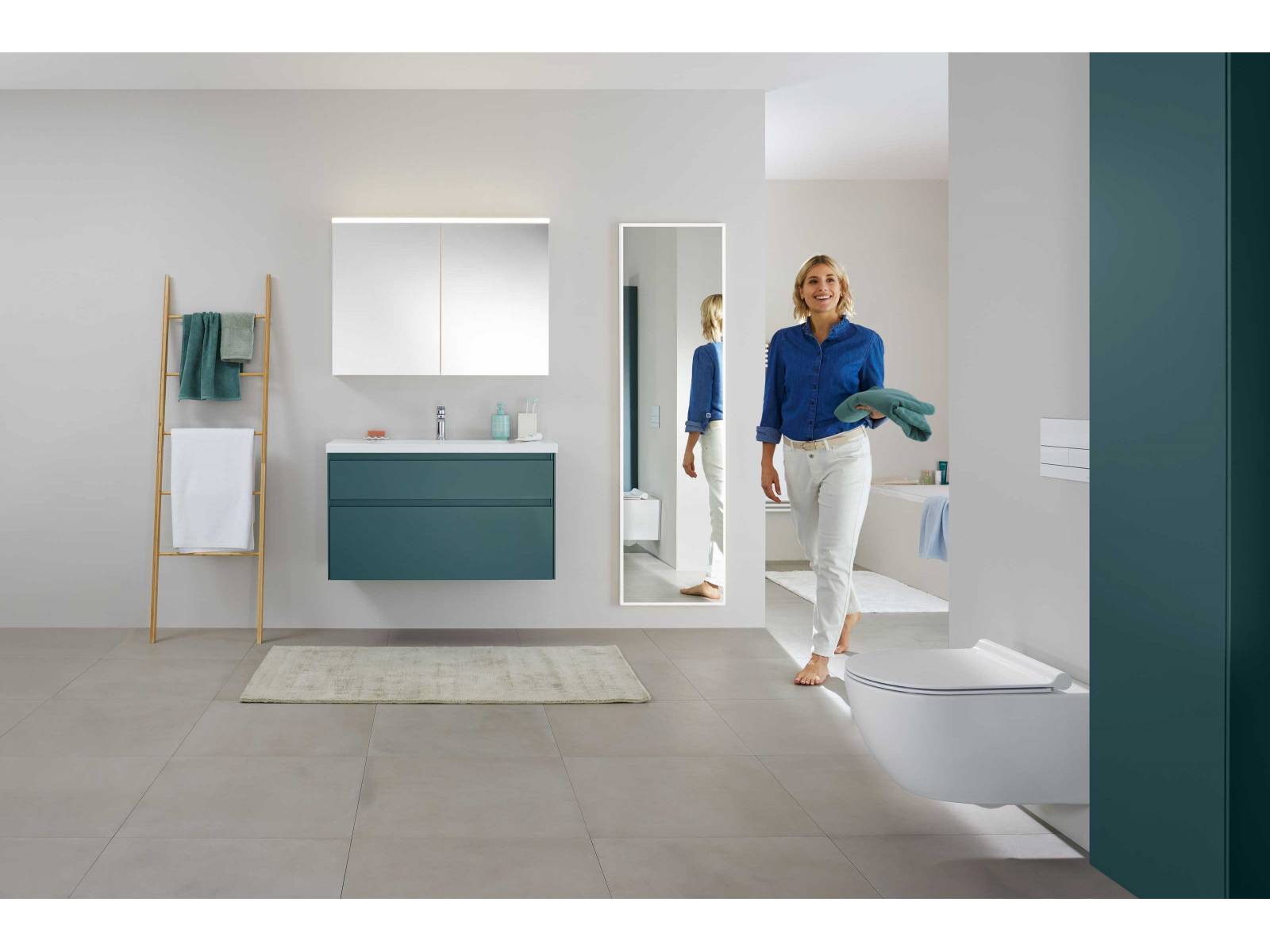 Die eleganten Seitenwände von «Alterna dinea plus» verleihen dem Waschtischmöbel eine schlichte Optik. Oberflächen in matten oder glänzenden Lackfarben sowie Echtholzfurnier runden das Design ab. SANITAS TROESCH.