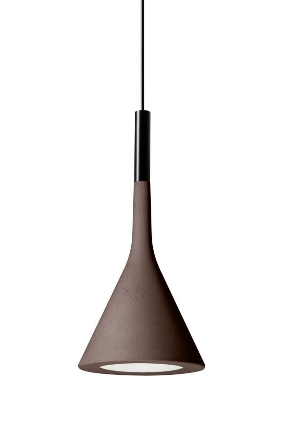 Sichtbarer Beton, präzise geformt und überraschend sanft – die Leuchte «Aplomb» von Lucidi & Pevere strukturiert Räume mit architektonischer Klarheit. Ihr trichterförmiges Design balanciert Materialität und Leichtigkeit, während das Licht punktgenau Akzente setzt. foscarini.com