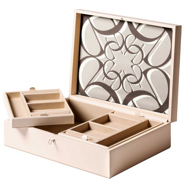 Die Schmuckbox aus feinem Leder trägt im Deckel das elegante Elie Saab-Monogramm. Entstanden ist sie in Zusammenarbeit mit Giobagnara, der renommierten italienischen Manufaktur aus Genua, die für zeitlose Lederaccessoires steht. eliesaab.com / giobagnara.com