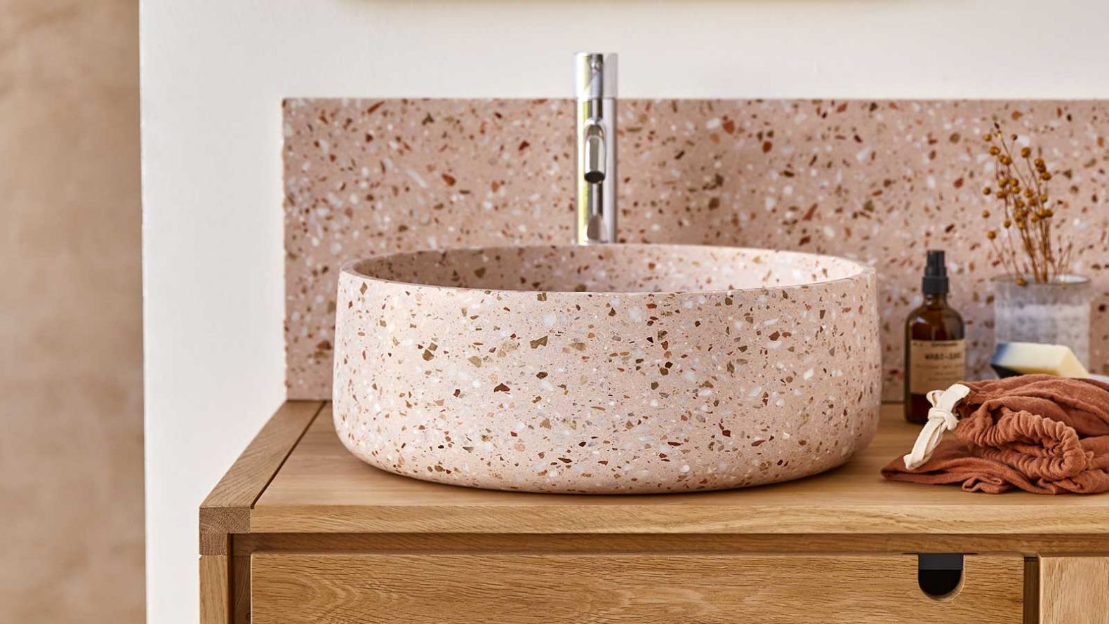 Pflegeleicht, langlebig und zurückhaltend schön: «Elea» zeigt, wie viel Charme in einem Hauch Rosabraun steckt. Rund, robust und mit feiner Sprenkeloptik setzt das Becken einen sanften Farbakzent im Bad – irgendwo zwischen Puder und Mocca. tikamoon.de