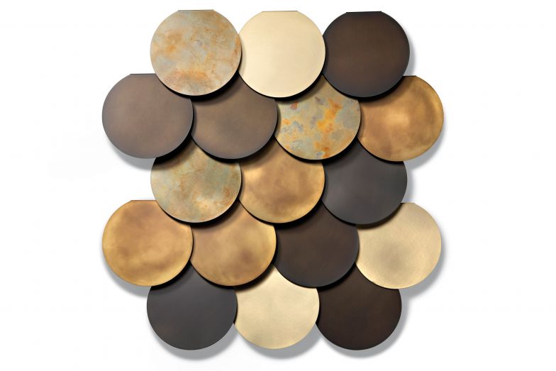 «Circle Wall», eine dekorative Wandverkleidung aus überlappenden runden Messingelementen, zieht alle Blicke auf sich und schillert in den Farbnuancen Gold über Bronze bis hin zu Dunkelbraun. De Castelli.