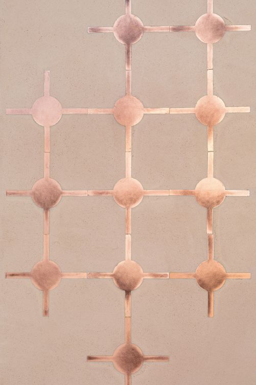 Die Kombination roher Erde mit Elementen aus natürlichem Kupfer prägen das Fussbodendesign «Fuga». Es entstand unter der künstlerischen Leitung der Architektin Marialaura Rossiello vom Studio Irvine und wurde von De Castelli realisiert. Matteobrioni.