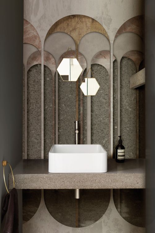 Die flüssige Oberflächenschicht des patentierten Wet-Systems verleiht hochwertig dekorativen Tapeten eine  wasserabweisende Funktion. Neue Farben und Texturen machen das Badezimmer zu einem ganz besonderen Raum. Im Bild «Aquaeductus». Wall & Decò