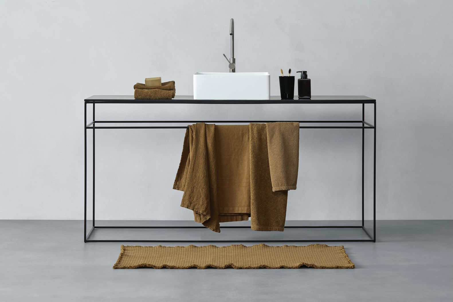 Purismus in seiner edelsten Form: Schlichten Bädern verhelfen natürliche Textilien zu mehr Wohnlichkeit. Beim italienischen Unternehmen ist vom Handtuch bis zur Badmatte alles farblich aufeinander abgestimmt. Society Limonta.