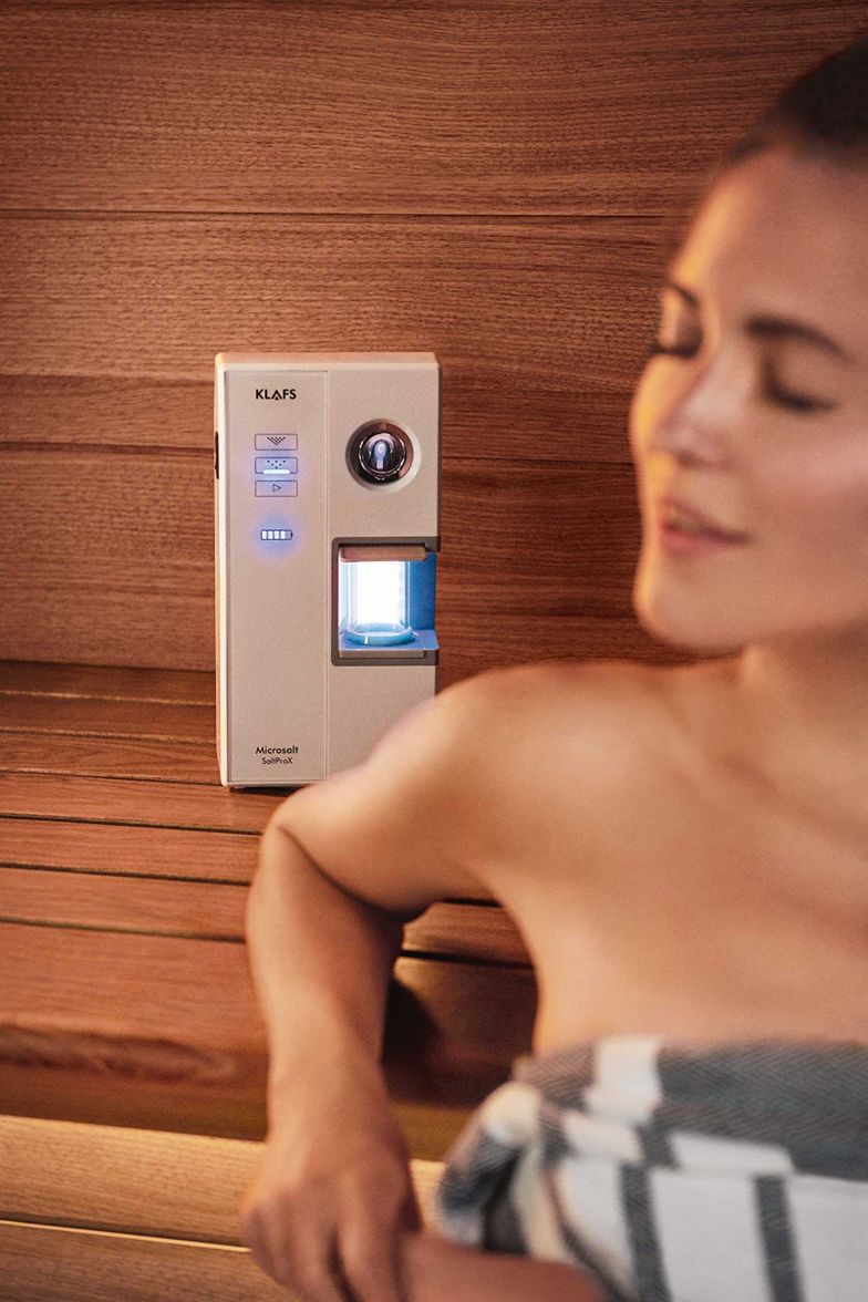Salzhaltige Meeresluft wirkt befreiend auf Lunge und Atemwege. Dank «SaltProX» lässt sich die positive Wirkung von Salz auf unseren Organismus auch in die heimische Sauna holen. Mittels einer patentierten Zerkleinerungstechnologie entstehen in dem kleinen Gerät feine Salzpartikel, die sich in der gesamten Kabine und beim Einatmen über das Atemwegs-system verteilen. KLAFS.CH