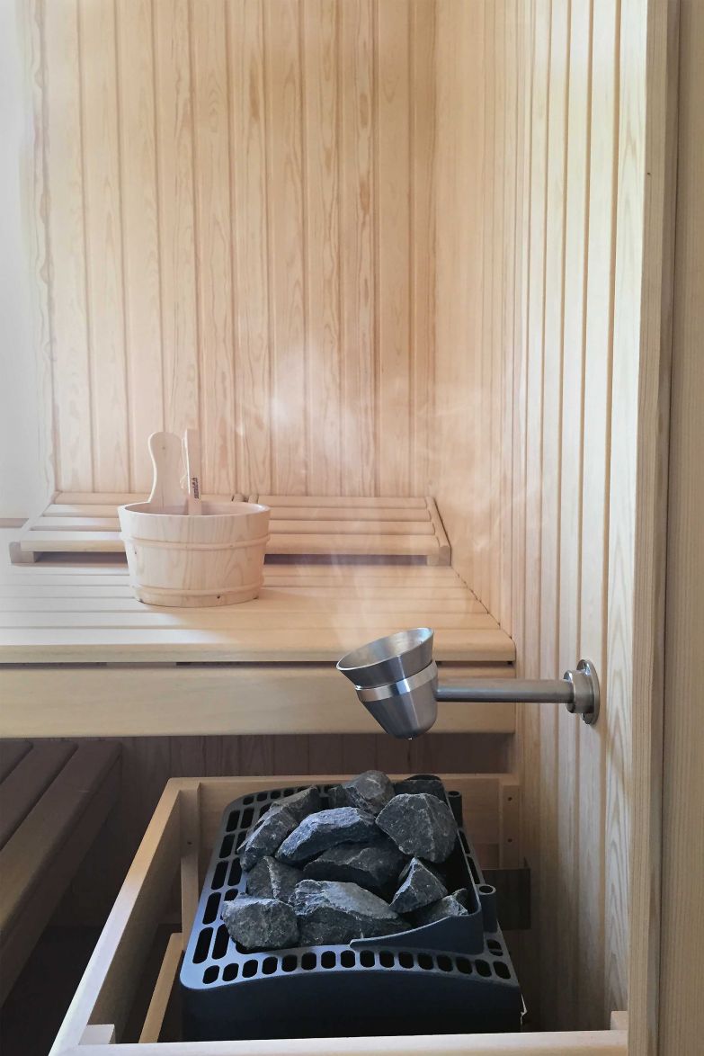 Auch bekannt als Klima- oder Niedertemperatur-Sauna, kombiniert das Finarium die Wirkung der Sauna mit der eines Dampfbades. Als Zusatzoption zur herkömmlichen finnischen Sauna findet es in derselben Kabine Anwendung: Die relative Luftfeuchtigkeit wird erhöht und die Temperatur bewusst tief gehalten, wodurch ein tropisch warmes Klima entsteht, das sich besonders zum Inhalieren von Kräuterdüften eignet. FITPA.CH