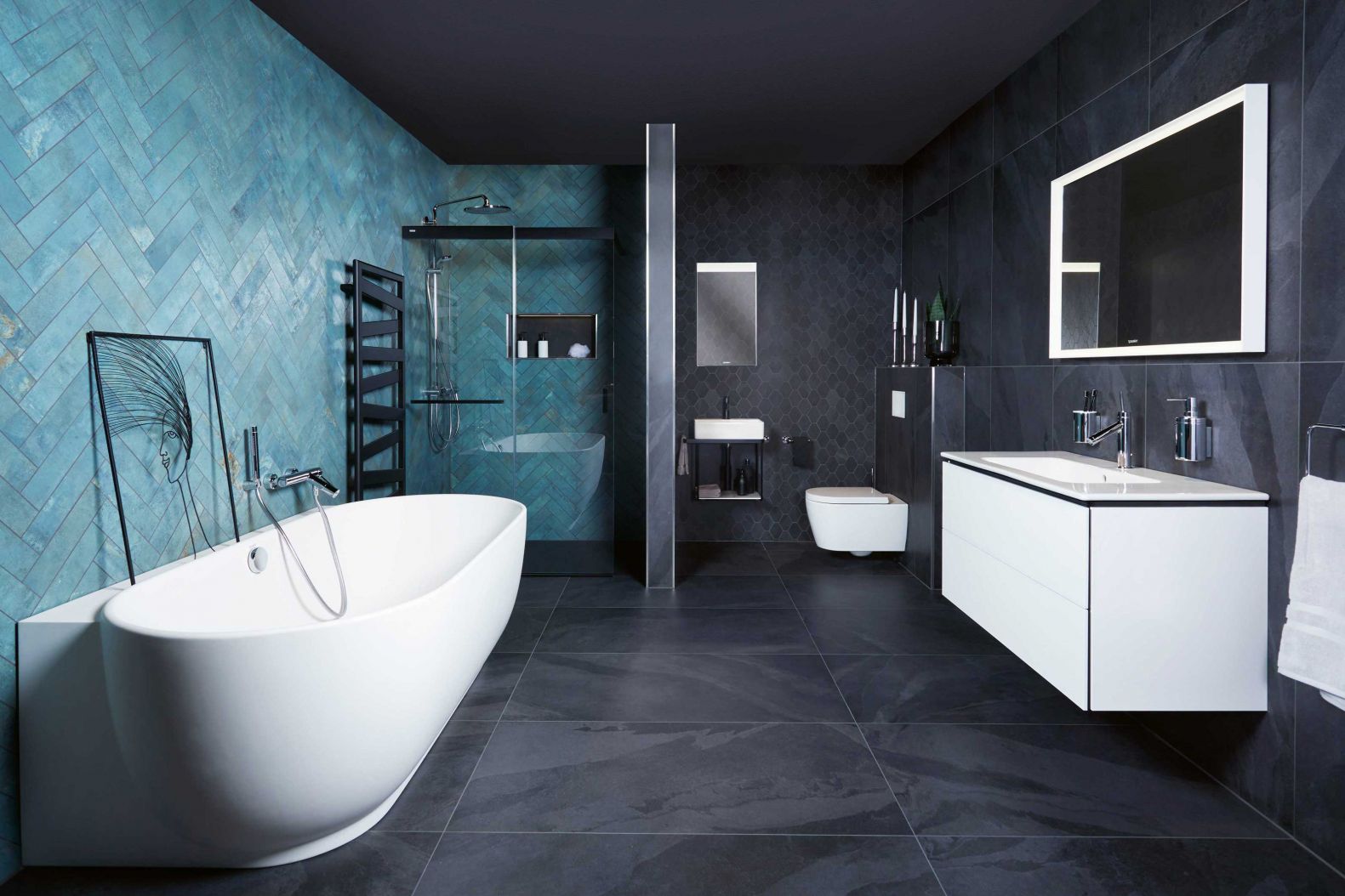 Eintauchen und geniessen heisst es bei diesem Bad, in dem der Übergang von schwarzen grossformatigen Keramikplatten zu kleineren Polygonplatten in erfrischendem Smaragdgrün für optische Tiefe sorgt. Verchromte Armaturen, ein asymmetrischer Heizkörper als Blickfang und ein Lichtspiegel unterstreichen die Eleganz. SABAG.CH