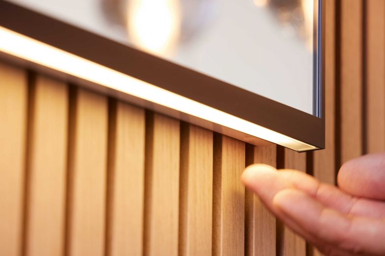 Die neuen Lichtspiegel der Serie «Option» rücken sowohl das Spiegelbild als auch das Badezimmer ins richtige Licht. Der Spiegel mit LED-Beleuchtung, erhältlich in 40 Formen, neu auch in rund und oval, wird zum Designelement im Bad und trägt massgeblich zu dessen wohnlicher Gestaltung bei. GEBERIT.CH