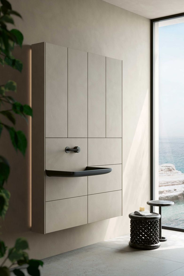 Der Spezialist für Badgestaltung und -einrichtung zeigt im Stanser Showroom unter anderem die neue Badmöbelkollektion «Vision» von Rexa Design. Hinter der eleganten Front verbirgt sich eine multifunktionale Wand mit integriertem Waschtisch, anpassbaren Fächern, technischen Anschlüssen und viel Stauraum. Design: Monica Graffeo. AQWA.CH