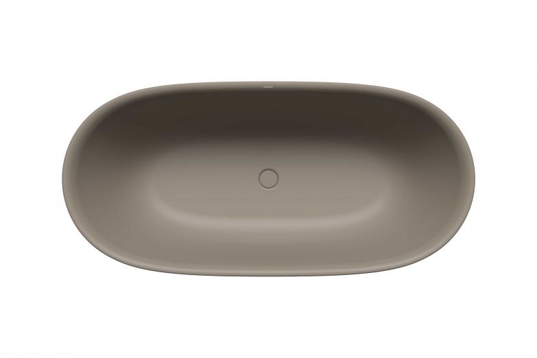 «Sie wirkt, als hätte man eine flüssige, fliessende Form in dem Moment eingefroren, in dem sie den Boden berührt», beschreibt Designer Stefan Diez die Form von «Oyo Duo». Die doppelwandige, von japanischem Porzellan inspirierte, freistehende Wanne besteht zu 100 Prozent aus kreislauffähiger Stahl-Emaille. In zwei Grössen und verschiedenen Farben erhältlich. KALDEWEI.COM