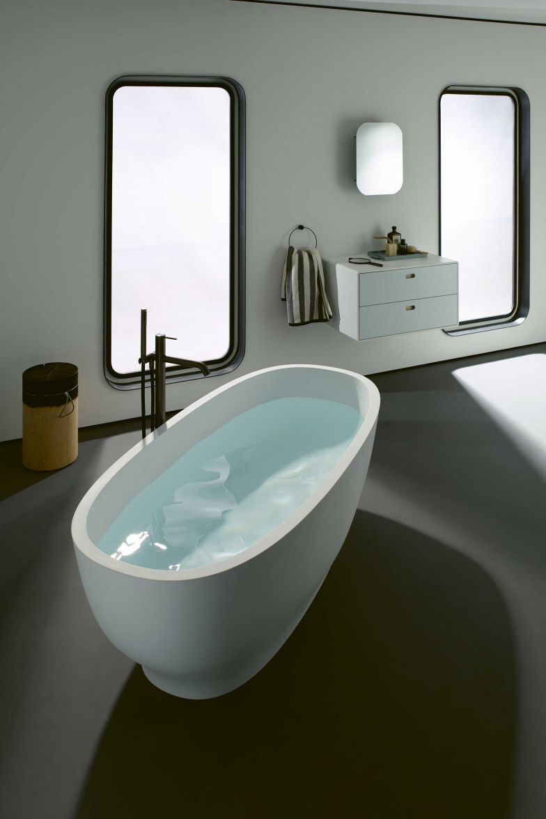 Die freistehende Badewanne «Alterna bol» steht für Badespass pur, dank der symmetrischen Form und des zentrierten Ablaufs sogar zu zweit. Der Mineralwerkstoff Solid Surface schmiegt sich aufgrund seiner angenehmen Eigenschaften geschmeidig an den Körper und trägt so zum wohligen Genuss bei. SANITASTROESCH.CH