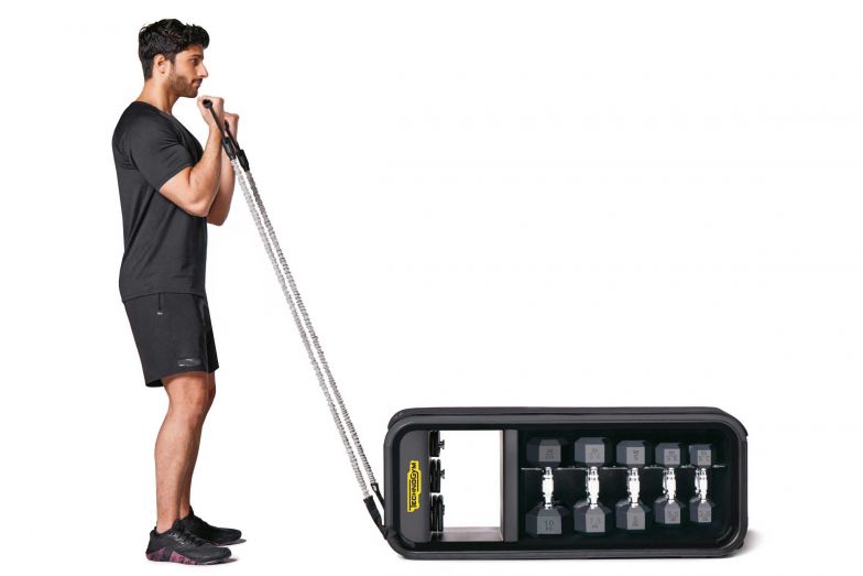 Wer sich vor der Entspannung richtig auspowern möchte, ist mit der kompakten und platzsparenden «Technogym Bench» bestens bedient – sie ermöglicht über 200 Ganzkörperübungen auf engstem Raum: Von verschiedenen Krafttrainings-Varianten und -Levels mit Eigengewicht bis hin zu jenen mithilfe des integrierten Zubehörs wie Gewichtsmanschetten, Kurzhanteln oder elastischen Bändern. TECHNOGYM.COM