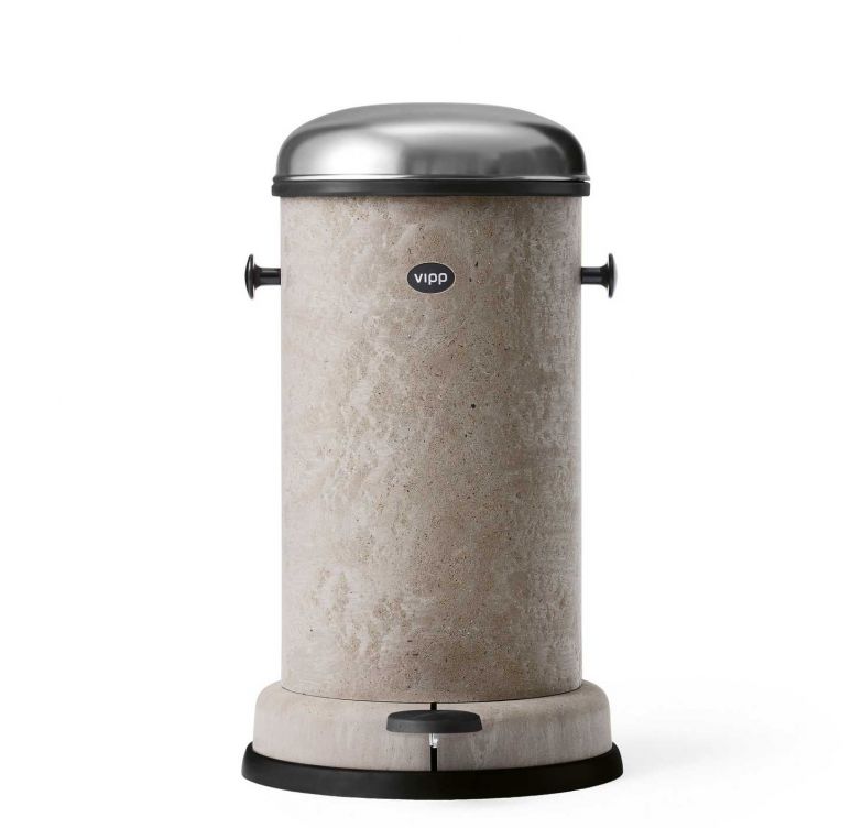 Nachhaltigkeit im Bad: Ohne das Design des ursprünglichen «Vipp15»-Treteimers aus dem Jahr 1939 zu verändern, wurde mit «Rubbish» nun eine Version herausgebracht, für die 75 Prozent eigener Produktionsabfälle verwendet werden. VIPP.COM