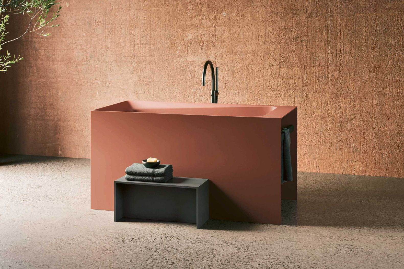 Zen: Eine Tauchbadewanne mit klarer Form, die aufgrund ihrer Dimension auch in kleinen Räumen grosse Wirkung hat. Die mediterrane Farbe strahlt Wärme aus und hat eine einladende Wirkung. REXADESIGN.IT