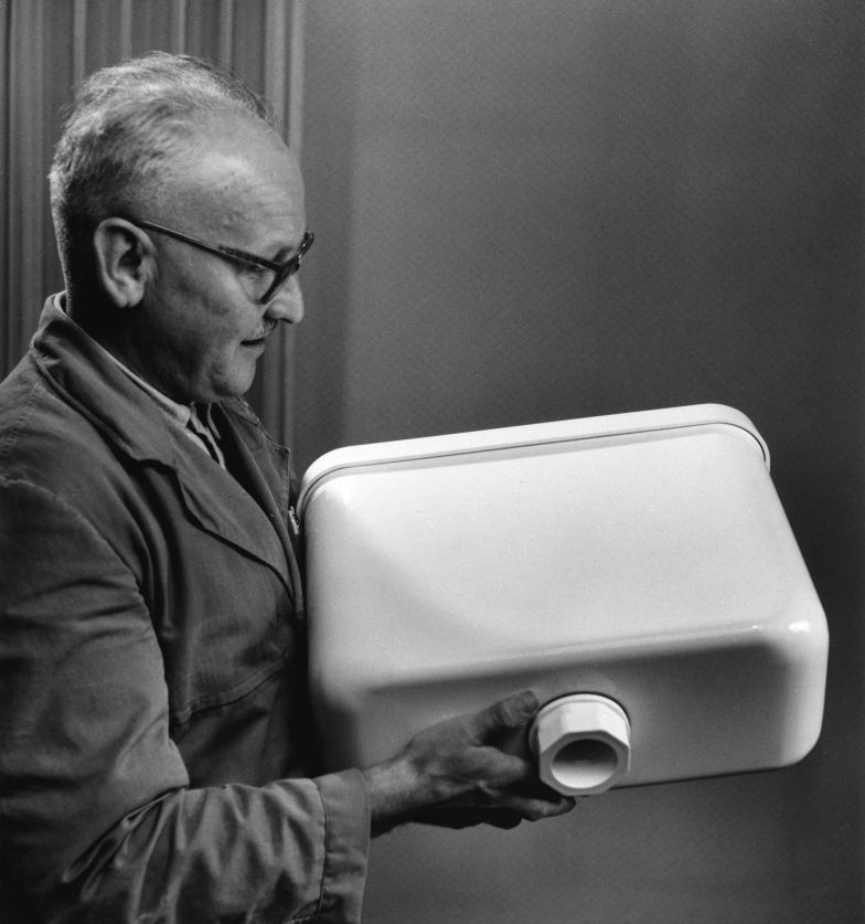 Die Produktinnovationen, die Geberit in beeindruckender Zahl auf den Markt bringt, sind das eine. Seit den 1950er-Jahren führt das Unternehmen aber auch Schulungen durch, um beispielsweise InstallateurInnen den fachgerechten Umgang mit den Produkten praxisnah zu vermitteln. 1956 kommt der technische Beratungsdienst hinzu. Im Bild: Ein technischer Berater mit einem der frühen Spülkasten­modelle aus PVC.