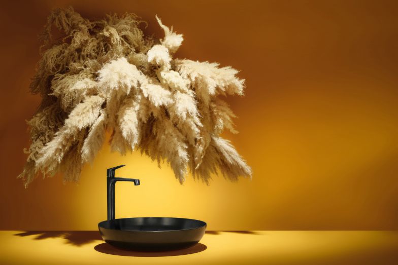 Gelb verleiht dem Bad Frische. Wie ein Schattenspiel wirkt dazu die Waschtisch-Schale Miena im Farbton lavamatt schwarz.