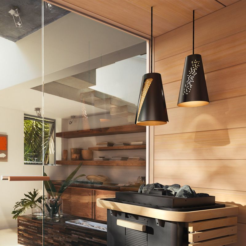 Zwei Pendelleuchten hängen direkt über dem Ofen. «Romeo und Julia» heisst das Pärchen und wurde speziell für den Saunabetrieb entwickelt, damit es Hitze und Feuchtigkeit standhält.