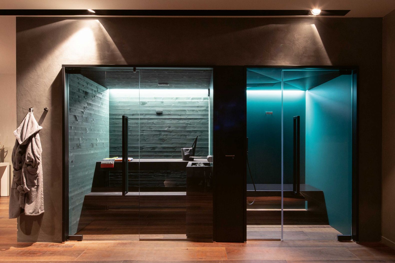 Perfect Match: Sauna und Dampfbad sind geprägt von einem harmonischen Zusammenspiel der einzelnen Komponenten. Holz auf der einen und Feinsteinzeug auf der anderen Seite ergänzen sich nicht nur, sondern unterstreichen auch auf ihre Art die unterschiedlichen Lichtfarben. STARPOOL.