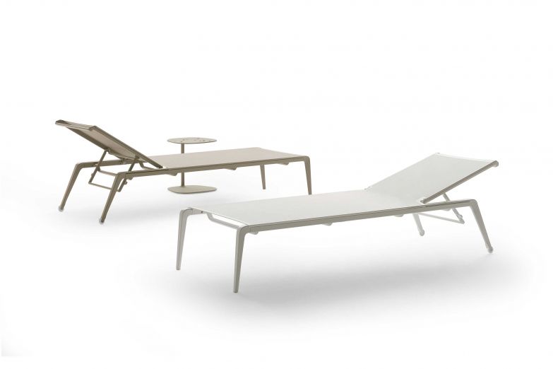 Eine Sonnenliege wie «Ushuaia» steht normalerweise am Beckenrand eines Swimmingpools oder auf der Terrasse. Im Winter kann sie jedoch auch im Spa für Entspannung sorgen. FAST.