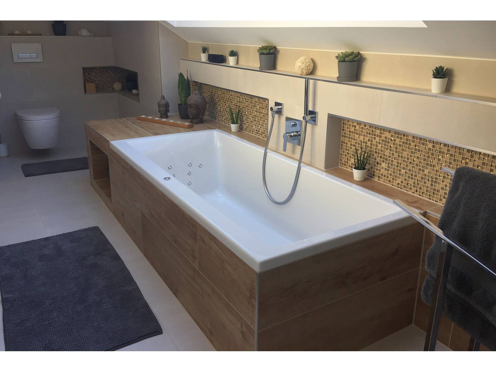 Die ergo­nomische Anordnung der 10 Micro-Jet­düsen bietet in der Whirlwanne Kom­fort und Entspannung im Rücken- und Schulter­bereich.