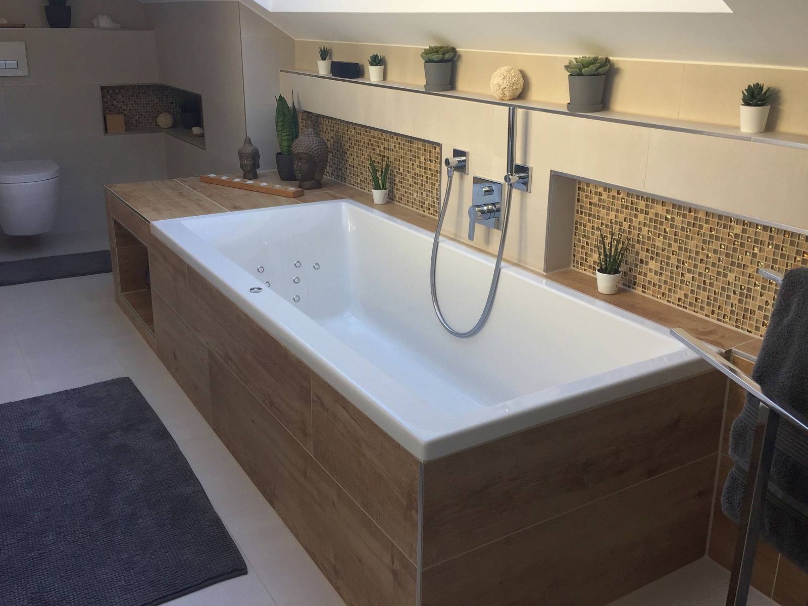 Die ergo­nomische Anordnung der 10 Micro-Jet­düsen bietet in der Whirlwanne Kom­fort und Entspannung im Rücken- und Schulter­bereich.