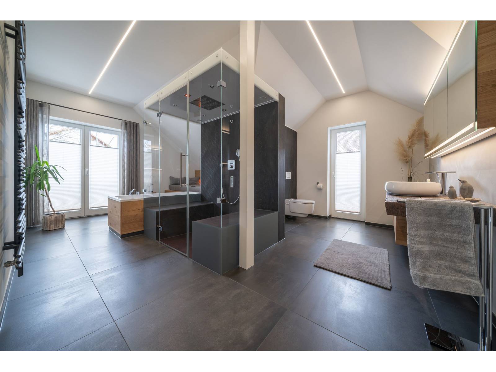 Beim Probe-Dampfbaden überzeugte die Bauherren die wohltuende Wirkung auf Körper, Geist und Seele. Jetzt steht ihre eigene grosszügige Dampfdusche in der Raummitte.