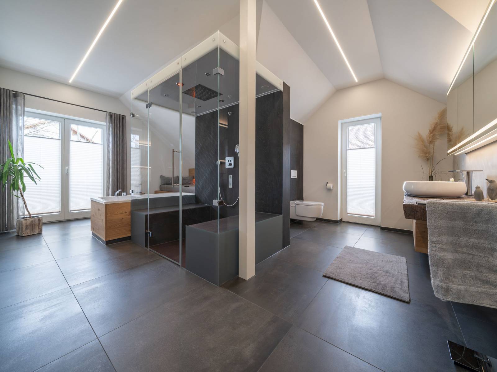 Beim Probe-Dampfbaden überzeugte die Bauherren die wohltuende Wirkung auf Körper, Geist und Seele. Jetzt steht ihre eigene grosszügige Dampfdusche in der Raummitte.