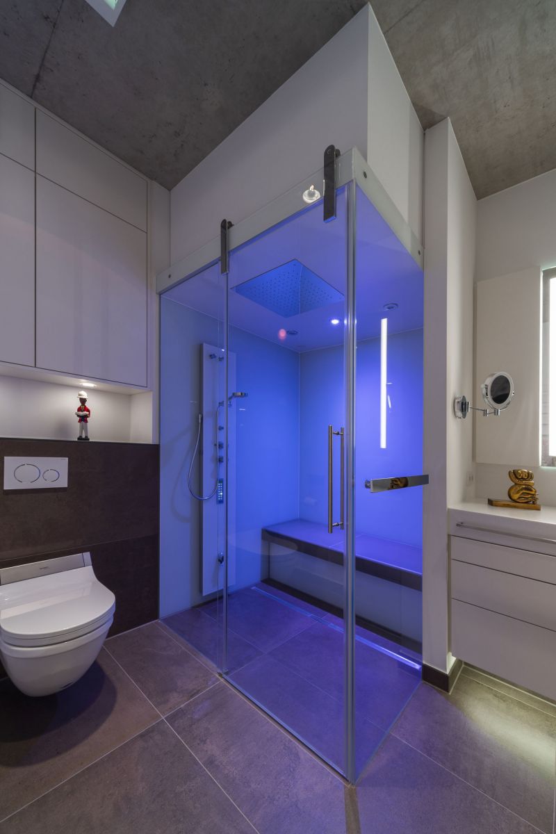 Funktionen wie Wellness-Dusche, Dampf, Aroma- oder Farblicht-Therapie können auf kleinstem Raum genutzt werden.