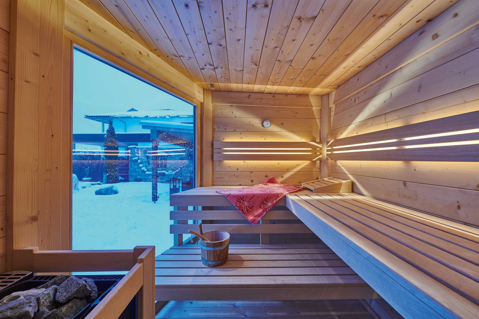 Das Panoramafenster ist um 20 Grad abgeschrägt, was einen freien Blick in den Garten gewährt – bei maximaler Liegefläche und ohne selbst gesehen zu werden.