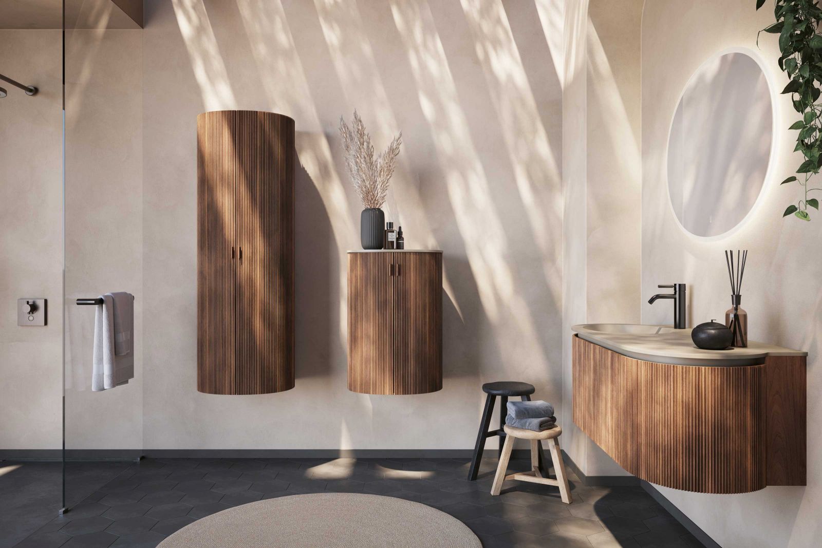 Solid Surface in den Farbtönen Glacier White und Clay sowie Holz, helle Eiche und dunkler Nussbaum stehen für die Elemente der Kollektion zur Auswahl. In Kombination ergeben sie ein völlig gegensätzliches Erscheinungsbild: Die helle Zusammenstellung wirkt leicht und skandinavisch, die dunkle hingegen gediegen und italienisch.