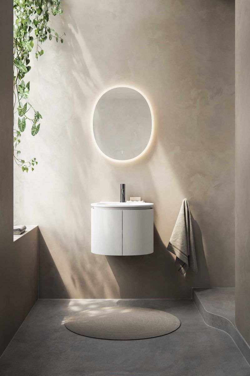 Mit ihrer sinnlichen und weichen Formensprache und den darauf abgestimmten Materialien Mineralwerkstoff und Holz schafft «Flow» eine ganz besondere Raumatmosphäre. Es ist die neuste Kollektion der Manufaktur mit Sitz in Hochdorf/LU, die bekannt ist für massgefertigte und individuelle Badmöbel und -einrichtungen.