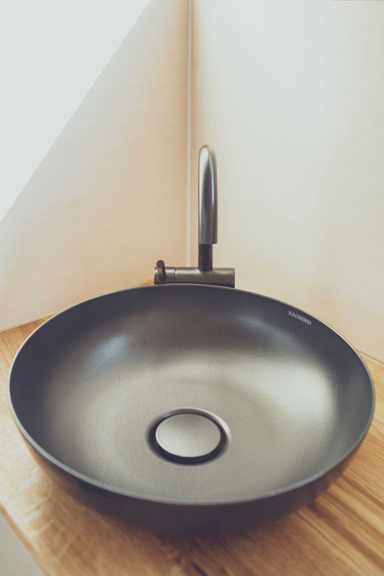 Die puristische Waschtischschale «Miena» aus Stahl-Emaille passt gut in das Badezimmerkonzept des Tiny Houses.